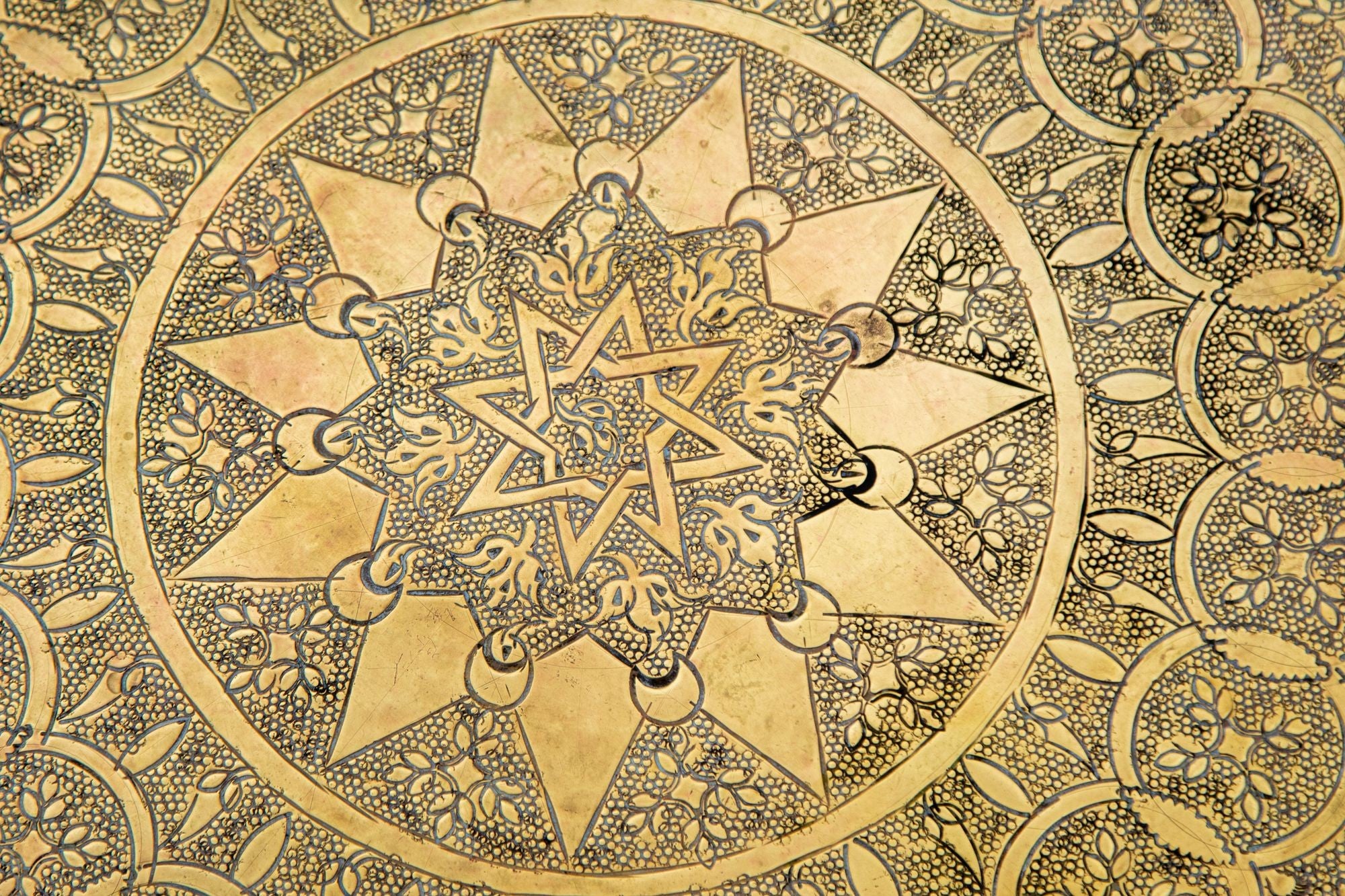 Antique Middle Eastern Round Brass Tray Islamic Moorish Style 23.5 in. Diameter