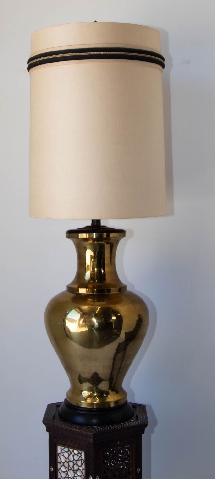 Polished Brass Large Scale Hollywood Regency Moroccan Urn Table Lamp 1950&#39;s