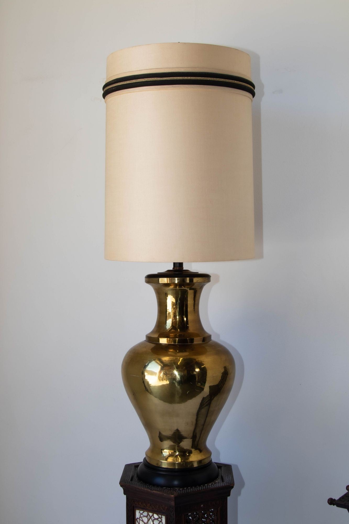 Polished Brass Large Scale Hollywood Regency Moroccan Urn Table Lamp 1950&#39;s