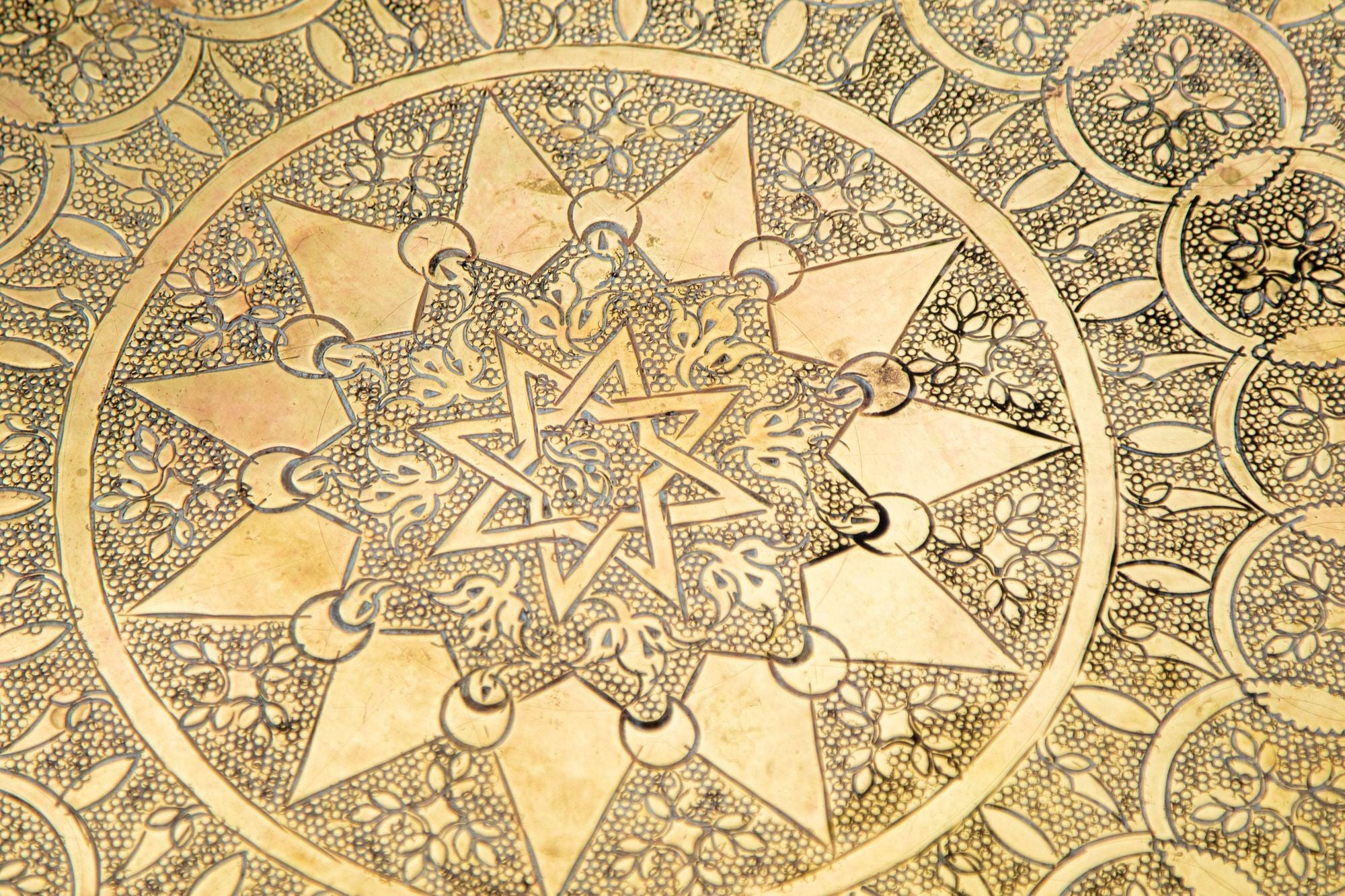 Antique Middle Eastern Round Brass Tray Islamic Moorish Style 23.5 in. Diameter