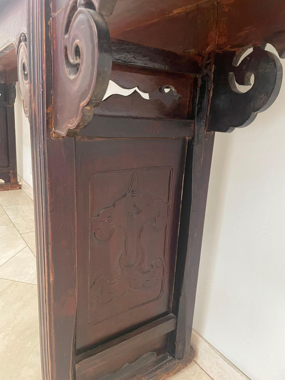 19th Century Chinese Elm Console Table with Hand-Carved Ruyi Motifs — detail view 17