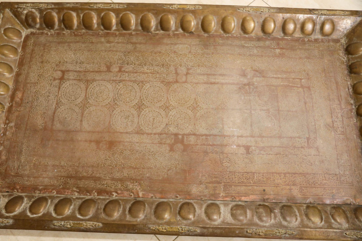 Monumental Mughal Brass and Copper Calligraphy Tray Table, India, circa 1920 — detail view 18