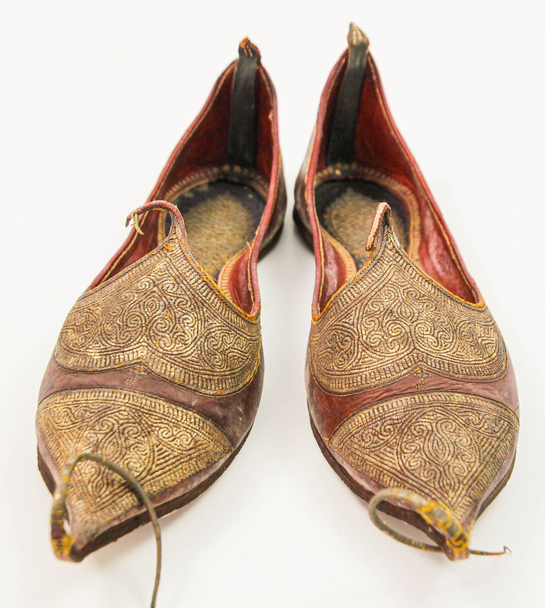 Antique Leather Mughal Raj Ottoman Moorish Shoes Gold Embroidered E mosaik