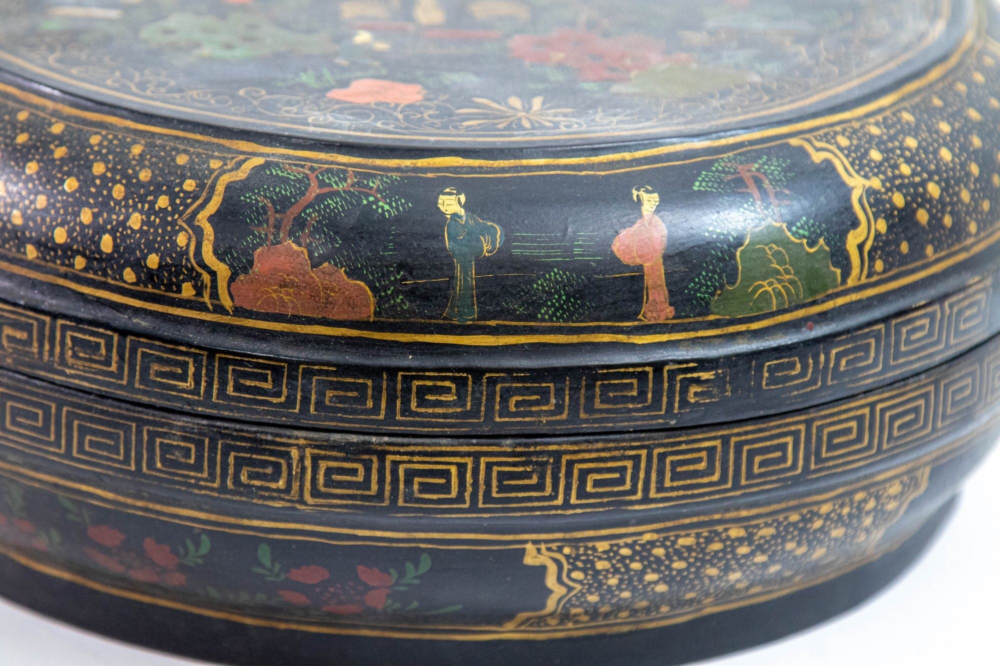 Chinese Export Large Round Box Black Lacquered Gilt Painted Covered Box 1950s