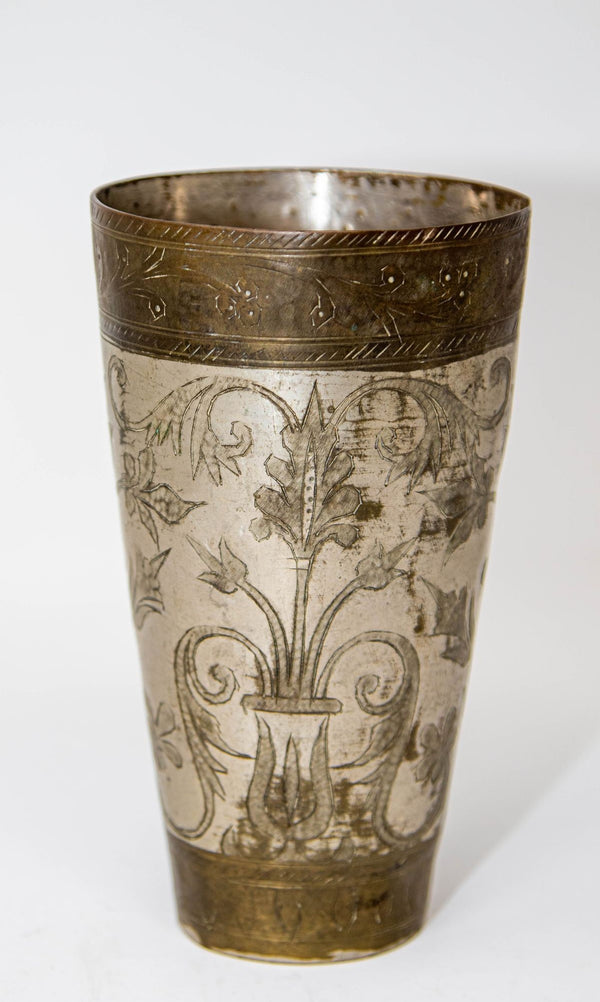 1_Vintage_metal_gobelet_hand_c