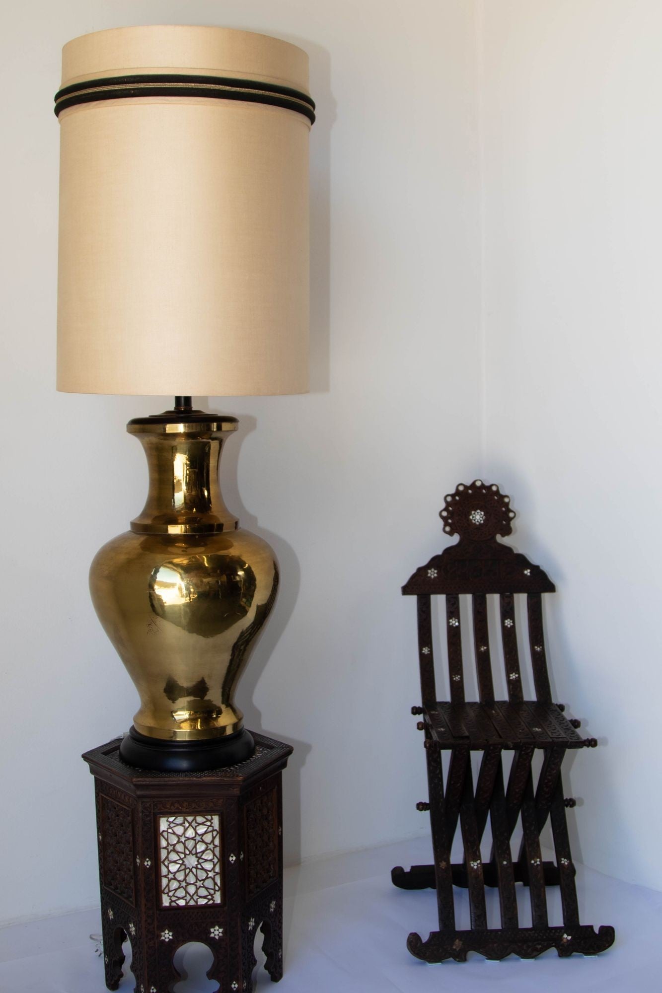 Polished Brass Large Scale Hollywood Regency Moroccan Urn Table Lamp 1950&#39;s