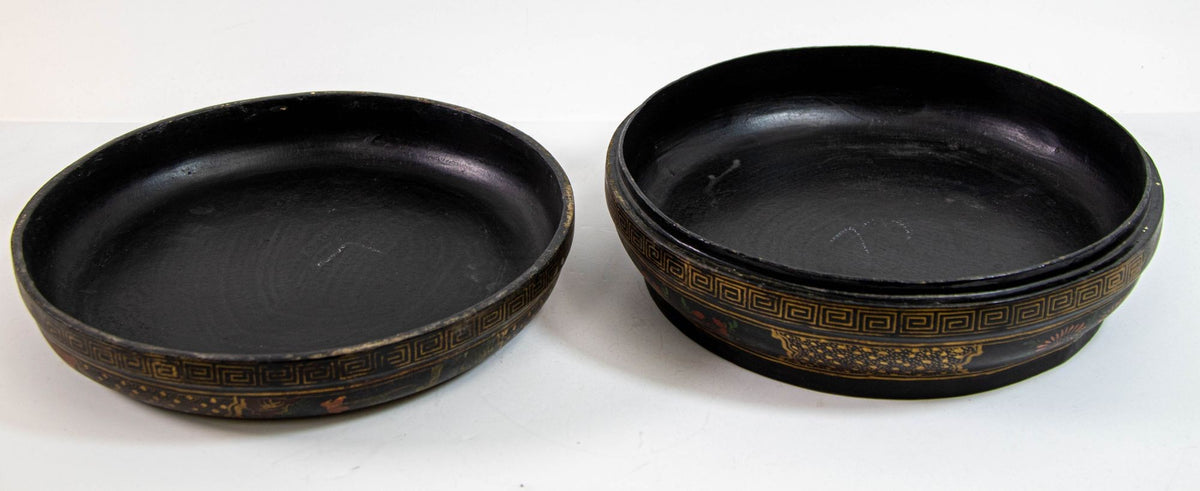Chinese Export Large Round Box Black Lacquered Gilt Painted Covered Box 1950s