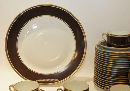 Richard Ginori Brown & Gold Trimmed Dinnerware Service Of 93 Pieces — detail view 5