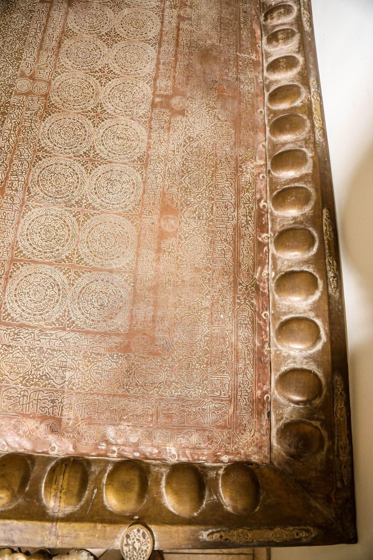 Monumental Mughal Brass and Copper Calligraphy Tray Table, India, circa 1920 — detail view 9
