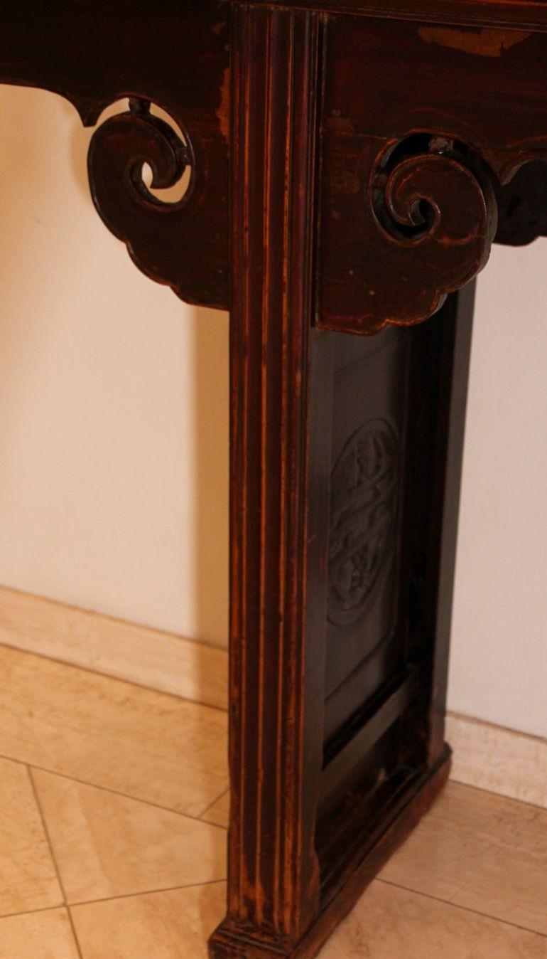 19th Century Chinese Elm Console Table with Hand-Carved Ruyi Motifs — detail view 6