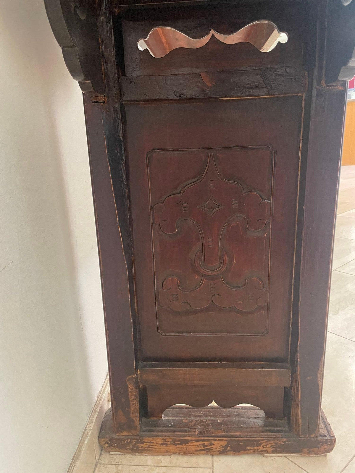 19th Century Chinese Elm Console Table with Hand-Carved Ruyi Motifs — detail view 8