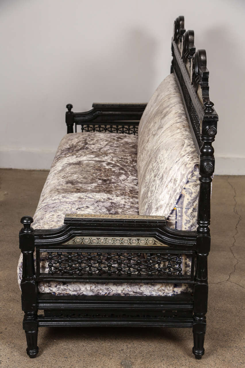 Late 19th-Century Egyptian Moorish Walnut Mashrabiya Settee — detail view 8