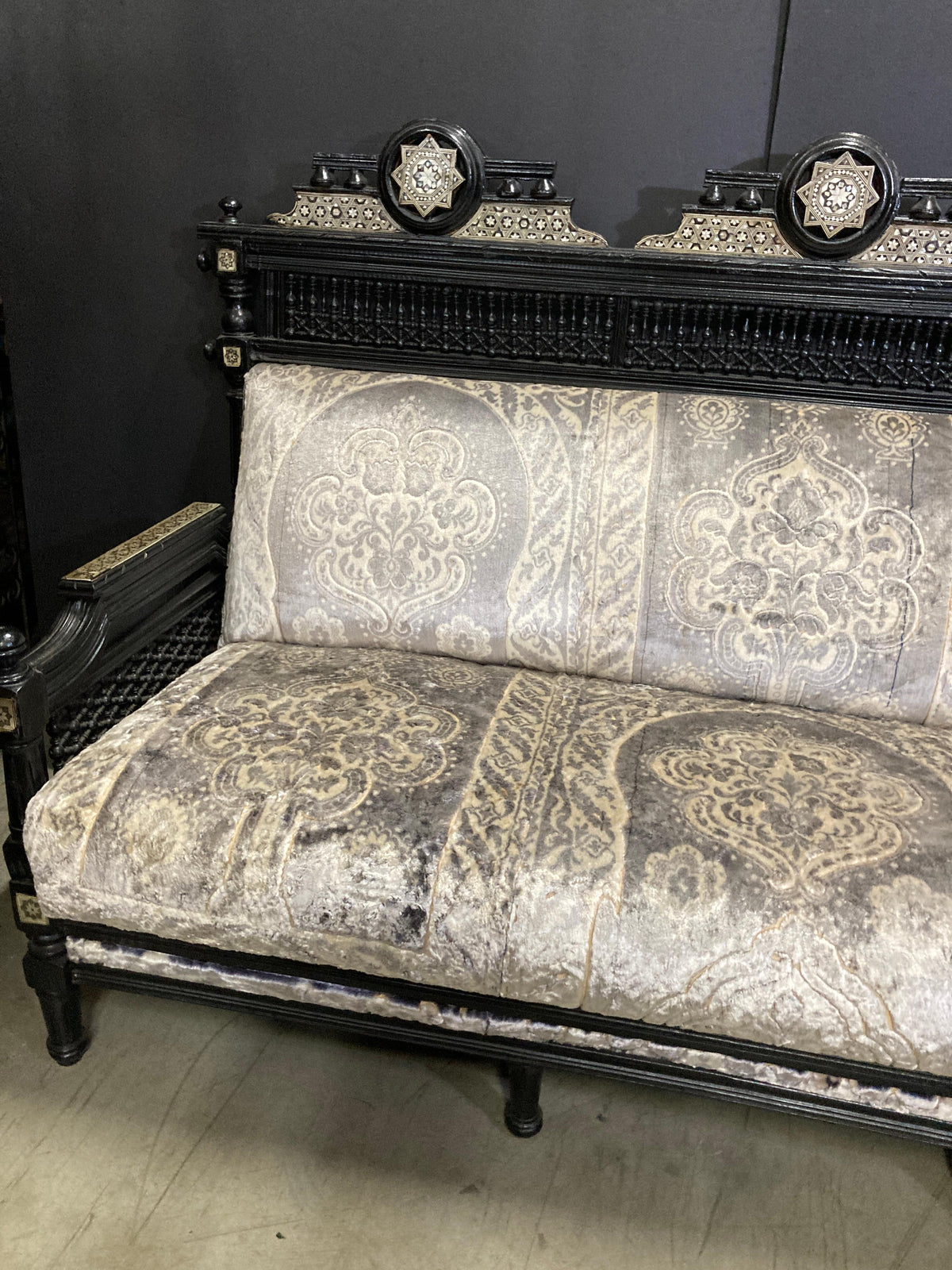 Late 19th-Century Egyptian Moorish Walnut Mashrabiya Settee — detail view 19