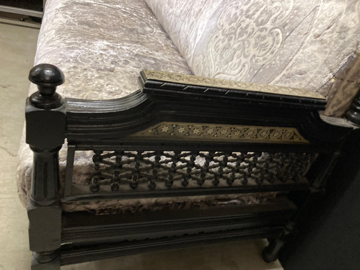 Late 19th-Century Egyptian Moorish Walnut Mashrabiya Settee — detail view 15