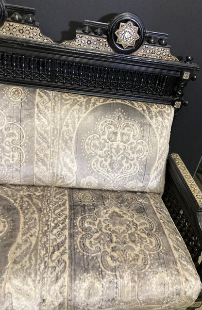 Late 19th-Century Egyptian Moorish Walnut Mashrabiya Settee — detail view 16