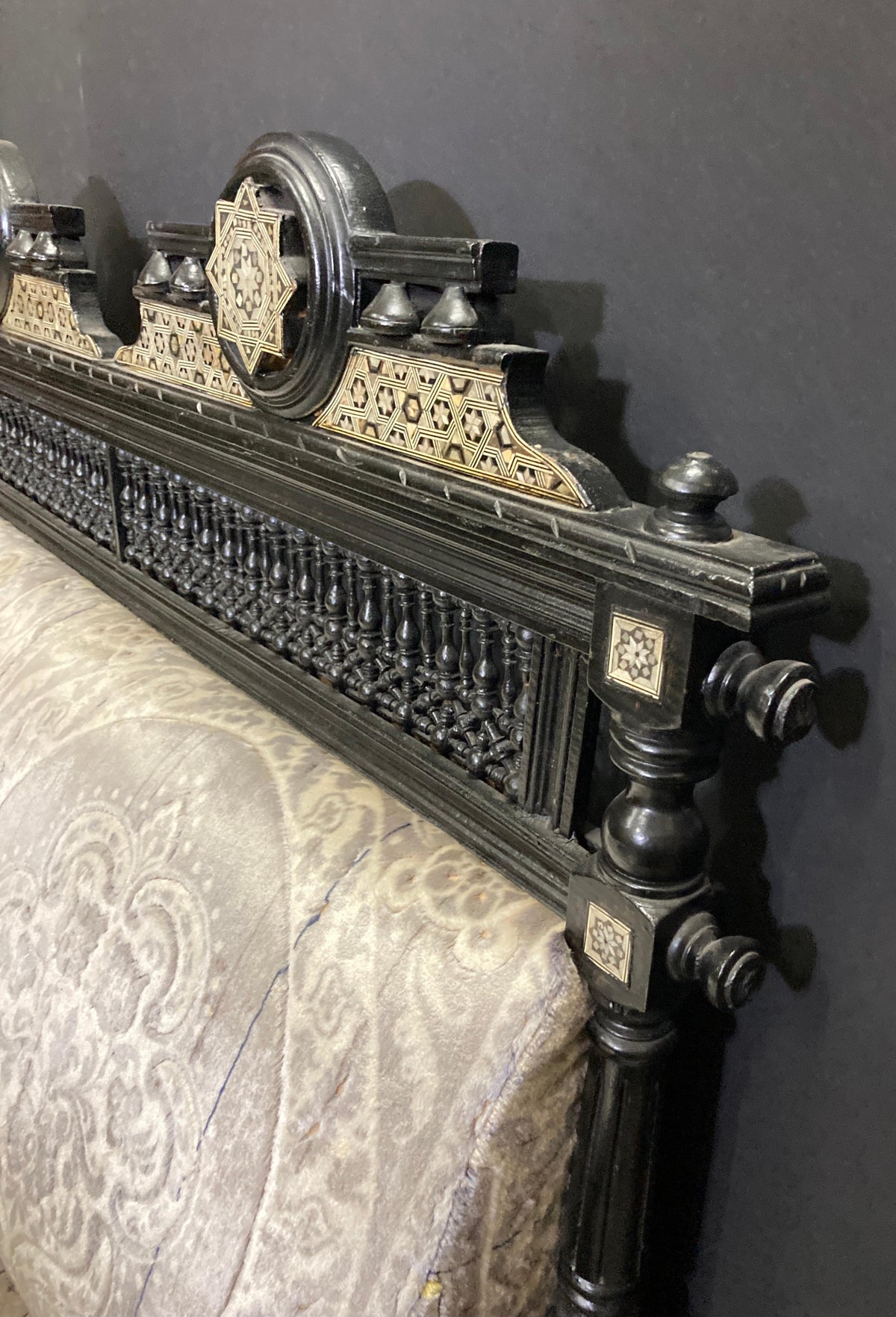 Late 19th-Century Egyptian Moorish Walnut Mashrabiya Settee — detail view 14