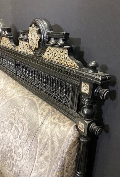 Late 19th-Century Egyptian Moorish Walnut Mashrabiya Settee — detail view 14