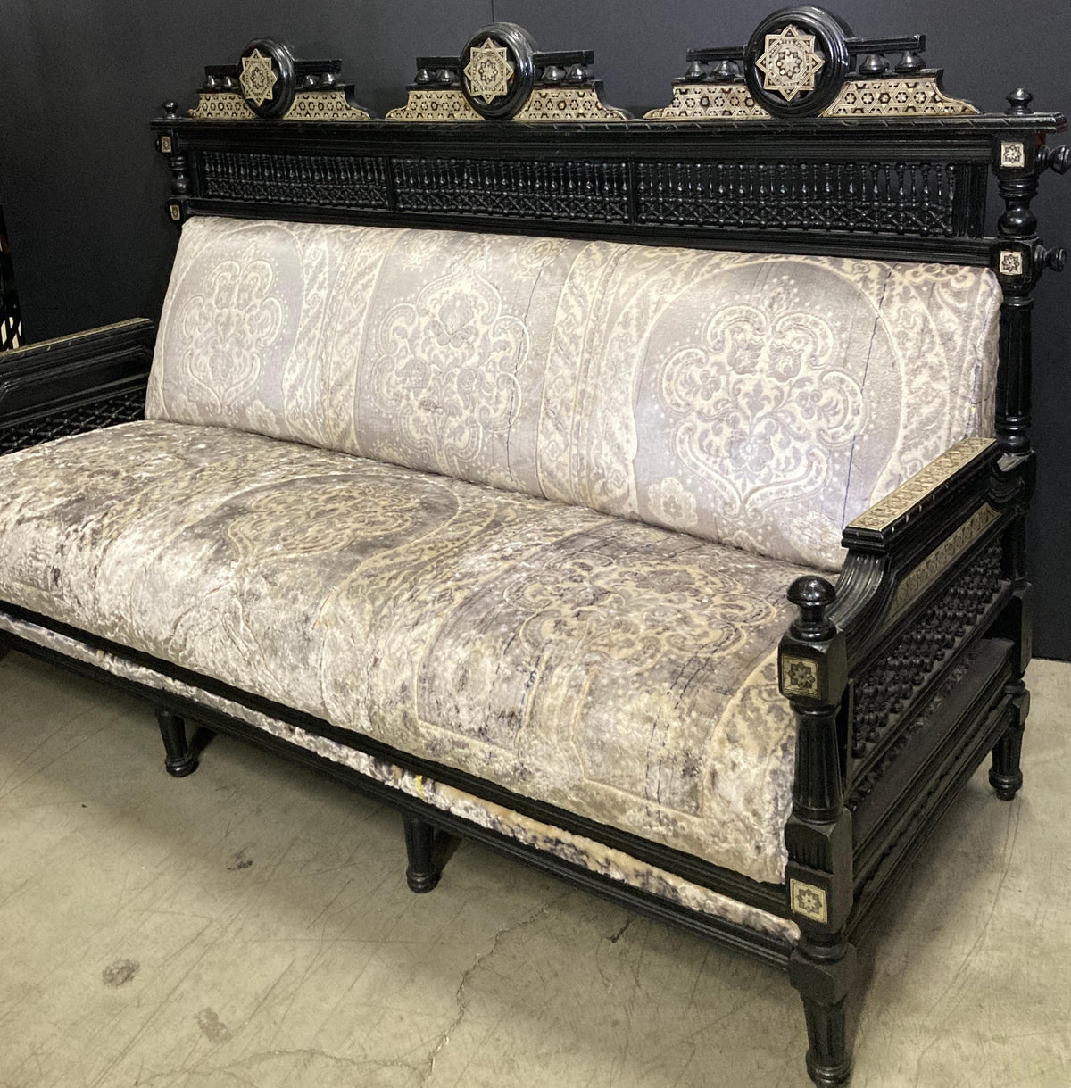 Late 19th-Century Egyptian Moorish Walnut Mashrabiya Settee — detail view 13