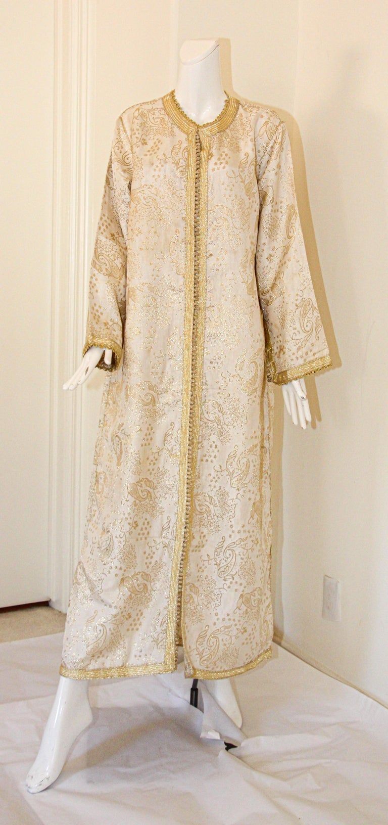 Elegant Moroccan White Caftan with Gold Metallic Floral Brocade E mosaik