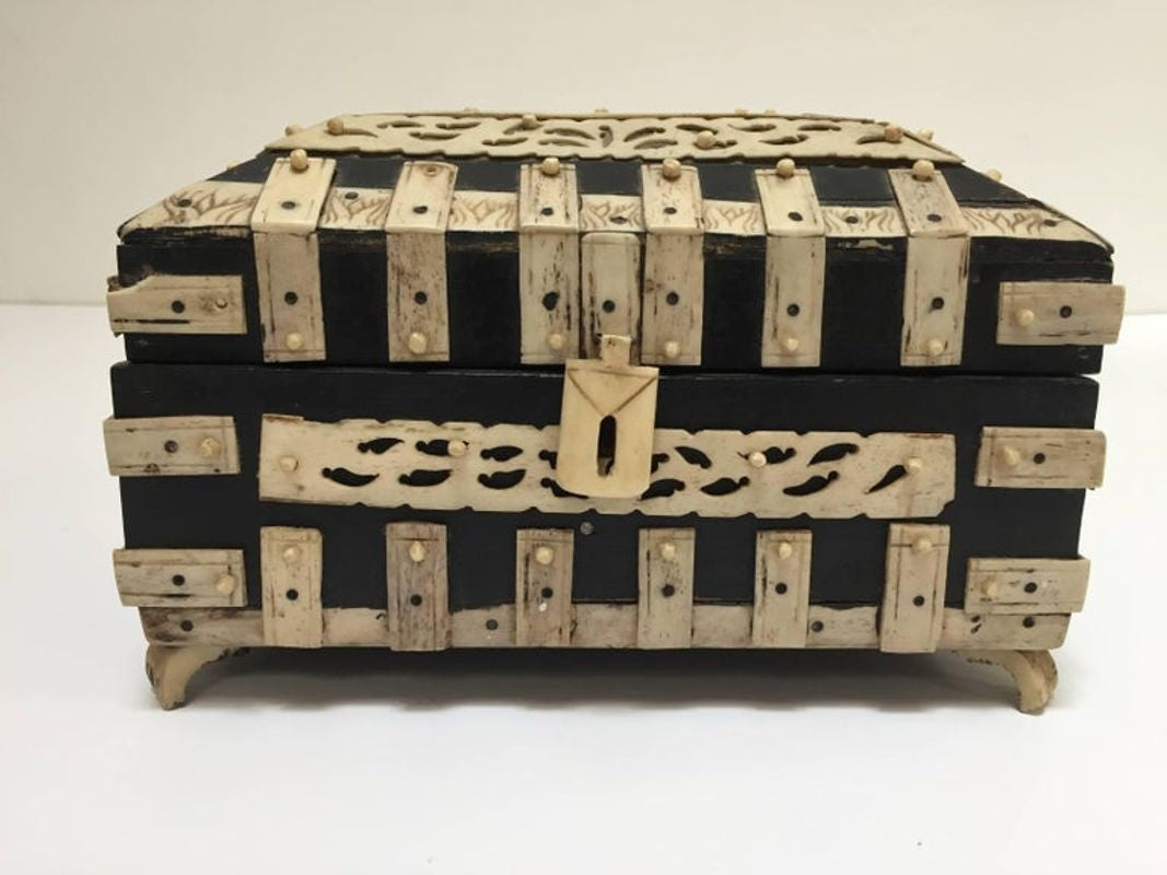 Anglo-Indian Vizagapatam Bombay Mughal Style Footed Box With Bone Overlay