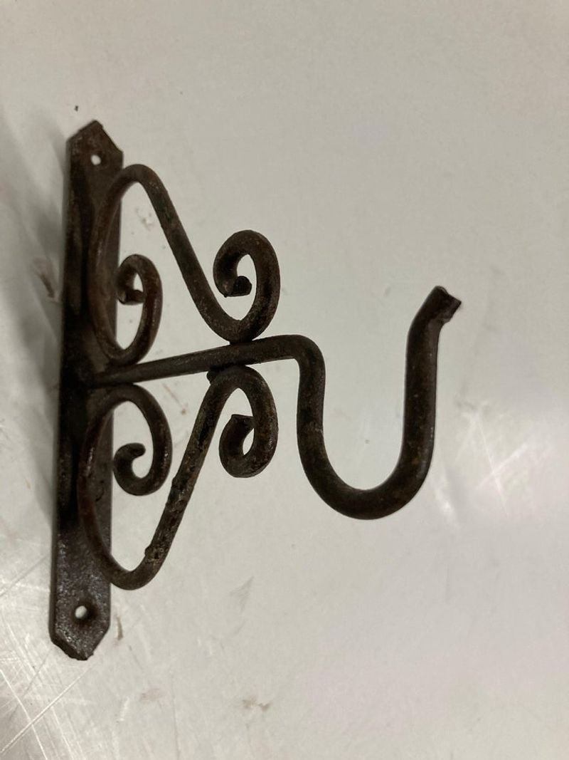 Scrolling Wall Mounted Iron Bracket for Lanterns or Signs