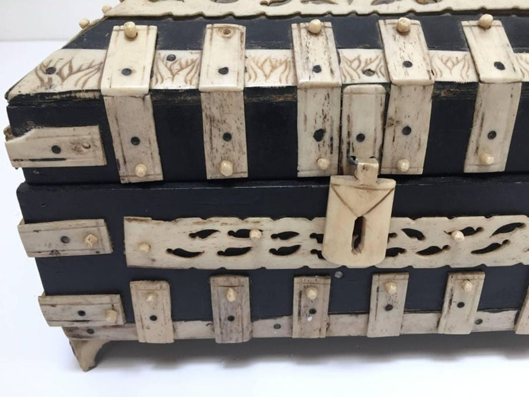 Anglo-Indian Vizagapatam Bombay Mughal Style Footed Box With Bone Overlay
