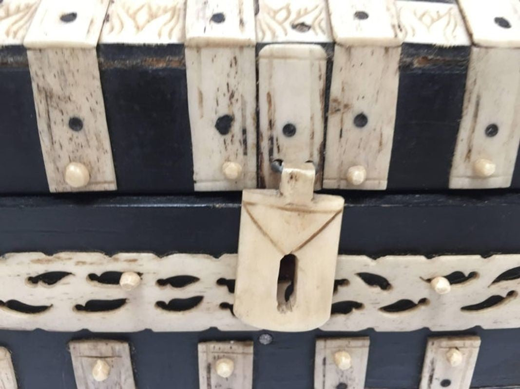 Anglo-Indian Vizagapatam Bombay Mughal Style Footed Box With Bone Overlay