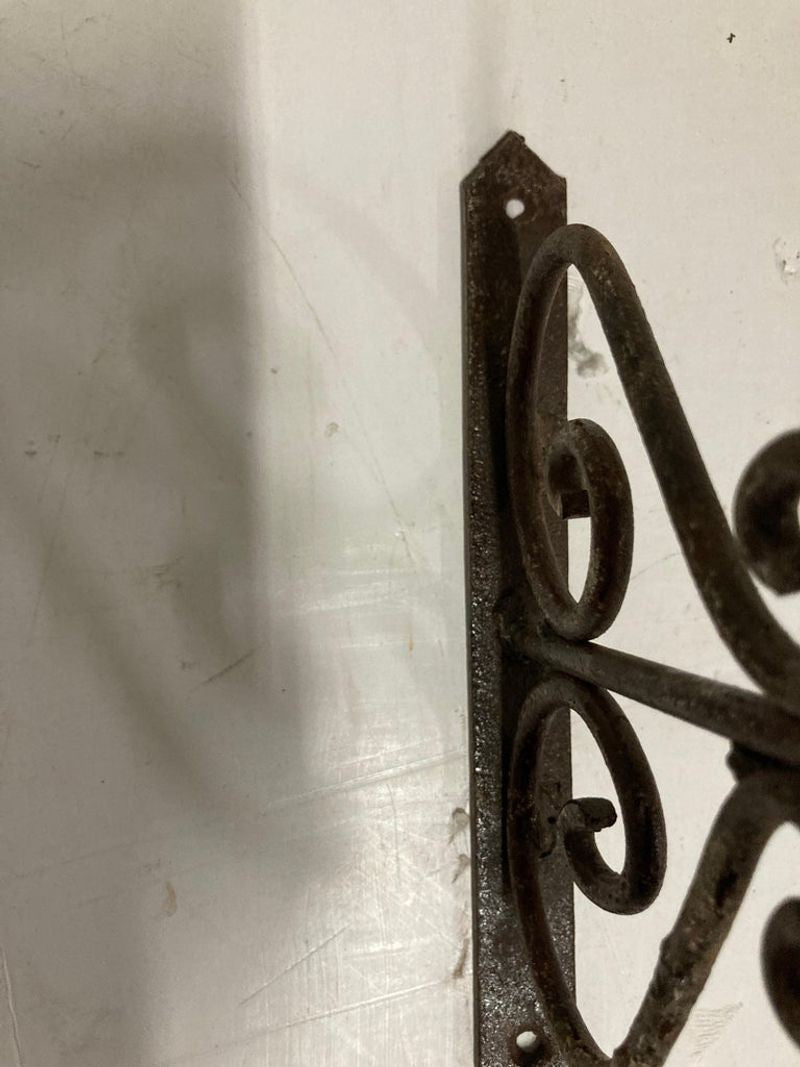 Scrolling Wall Mounted Iron Bracket for Lanterns or Signs