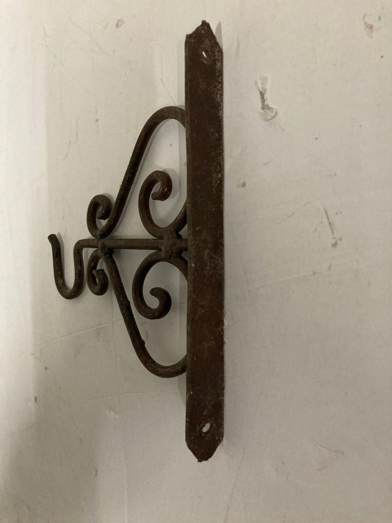 Scrolling Wall Mounted Iron Bracket for Lanterns or Signs