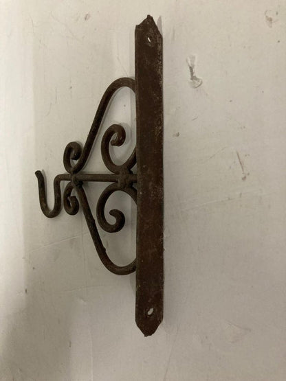 Scrolling Wall Mounted Iron Bracket for Lanterns or Signs