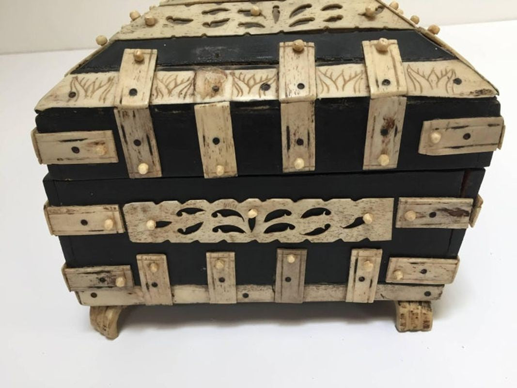 Anglo-Indian Vizagapatam Bombay Mughal Style Footed Box With Bone Overlay