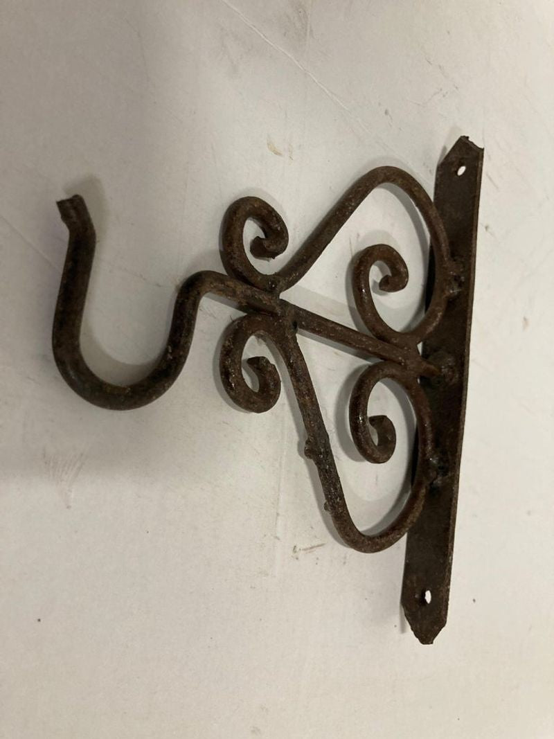 Scrolling Wall Mounted Iron Bracket for Lanterns or Signs