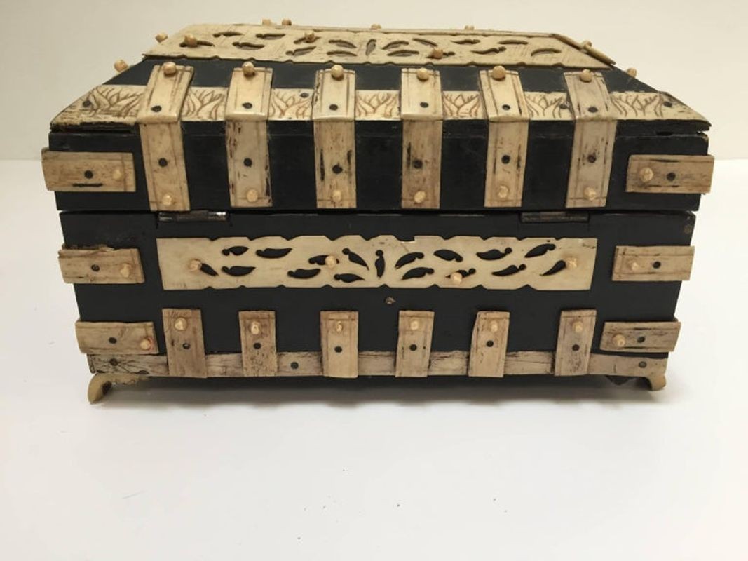 Anglo-Indian Vizagapatam Bombay Mughal Style Footed Box With Bone Overlay