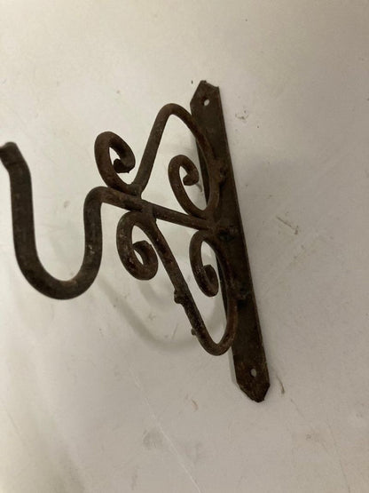 Scrolling Wall Mounted Iron Bracket for Lanterns or Signs
