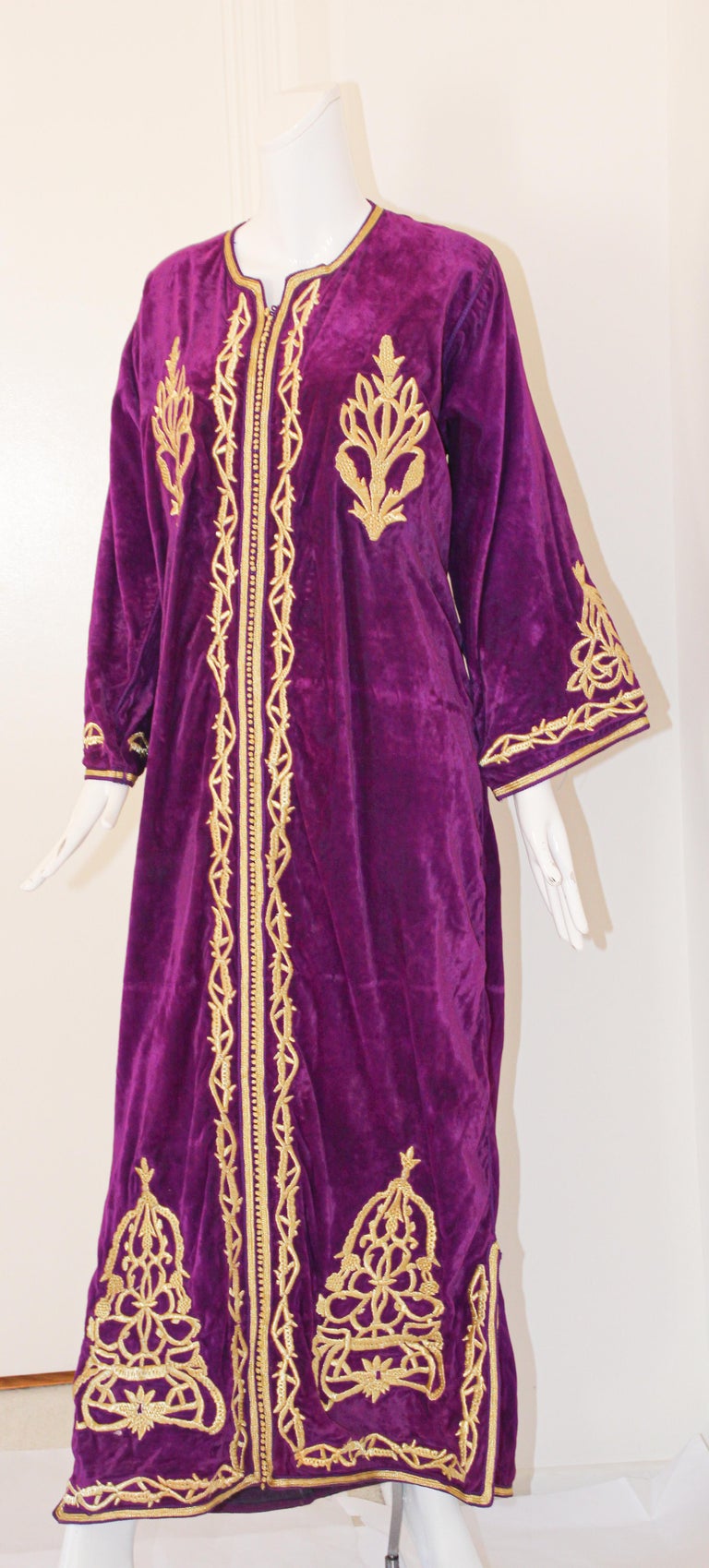 Moroccan Caftan Purple Velvet Embroidered with Gold Kaftan, circa 1970 - E-mosaik Moroccan Caftan Purple Velvet Embroidered with Gold Kaftan, circa 1970 - E-mosaik
